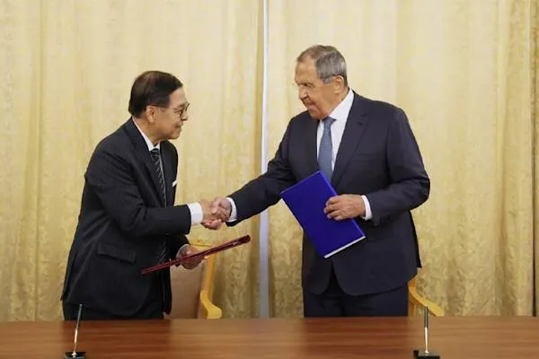 Lavrov Taylandın xarici işlər naziri Phuangketkeow ilə görüşüb