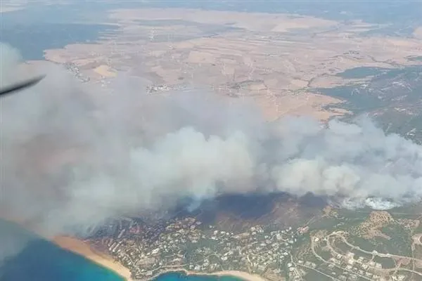 Peste 2.000 de persoane evacuate dintr-o stațiune turistică din Spania din cauza unui incendiu de pădure