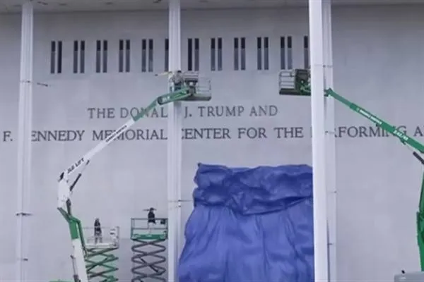 Коледният концерт беше отменен, след като Центърът „Кенеди“ беше преименуван на името на Тръмп