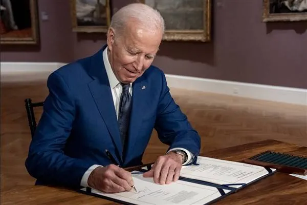 ביידן, חתם על הצעת חוק המונעת את סגירת הממשלה