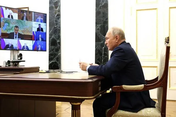 פוטין ערך פגישה עם חברי הממשלה
