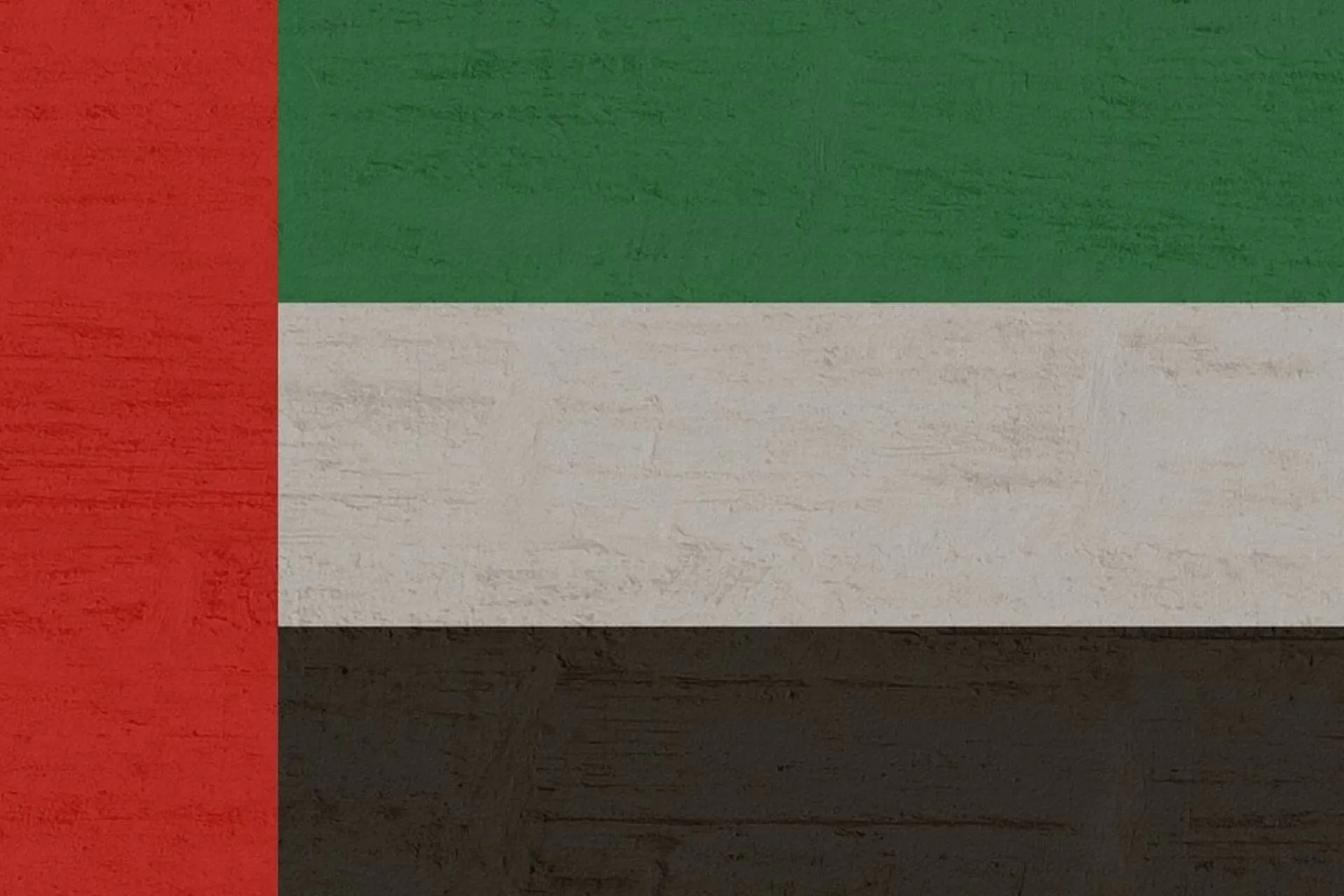 الإمارات: أنظمة الدفاع الجوي تتصدى للصواريخ والطائرات المسيّرة