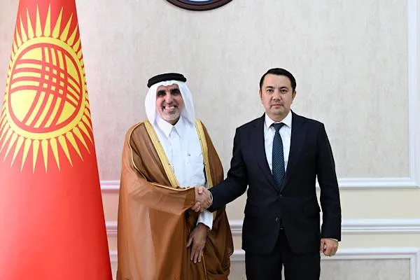 Il presidente del Consiglio Supremo del Kirghizistan Mamataliev ha incontrato l’ambasciatore del Qatar