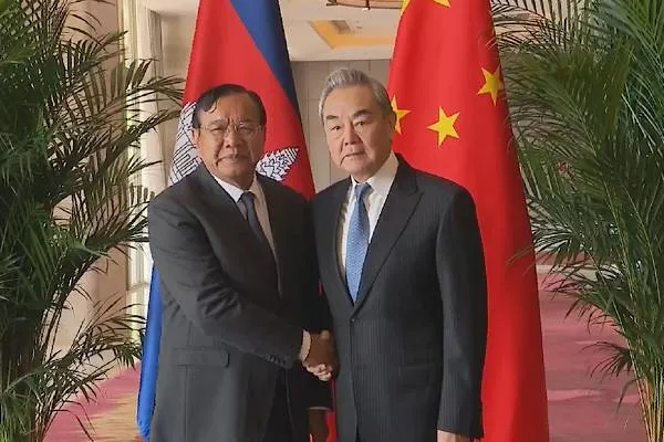 Wezîrê Karên Derve yê Çînê Wang bi hevkarê xwe yê Kamboçyayê Sokhonn re hevdîtin kir