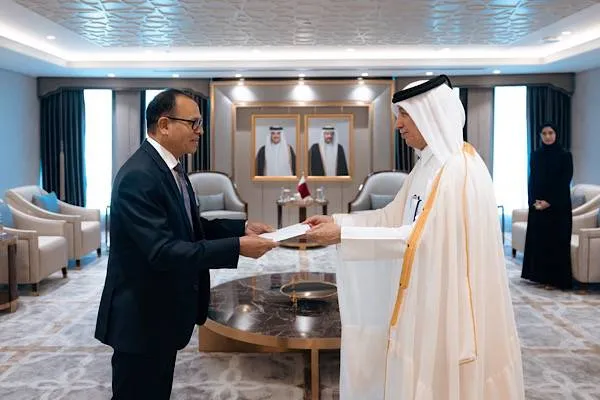 Al Muraikhi receives copy of credentials from Maldives Ambassador