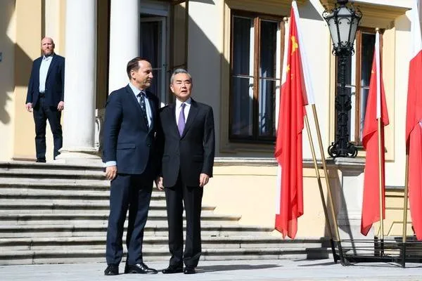 Ministrul chinez de externe Wang Yi a avut întrevederi în Polonia