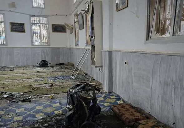 Трима души загинаха при взрив в джамия в Сирия