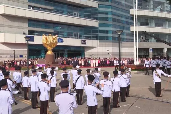 A Hong Kong il 29° anniversario del ritorno alla madrepatria è stato celebrato con una cerimonia dell'alzabandiera
