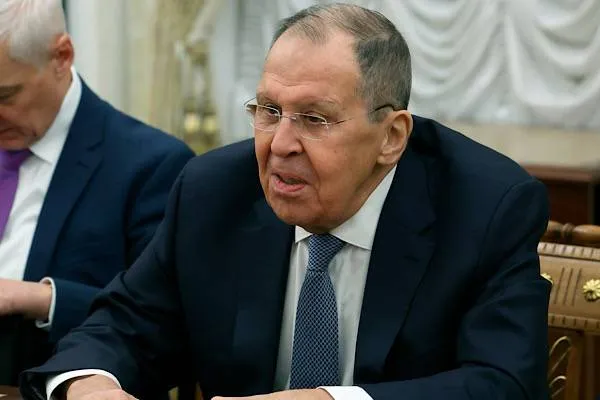 Lavrov: Non ci abbasseremo al livello del regime di Kiev che celebra gli attacchi terroristici