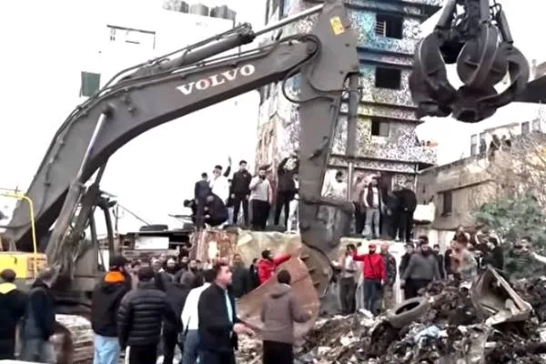 مقتل ما لا يقل عن 9 أشخاص في انهيار مبنى بمدينة طرابلس اللبنانية