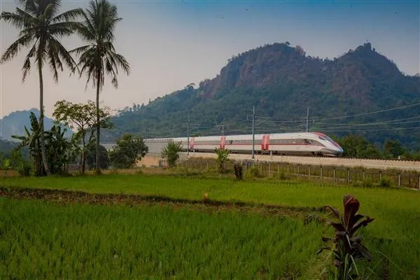 Официално открита високоскоростната железопътна линия Джакарта-Бандунг