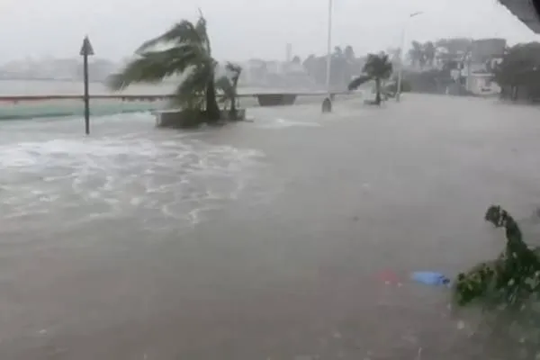 Afërsisht një milion njerëz u evakuuan nga tajfuni i dytë që goditi Filipinet