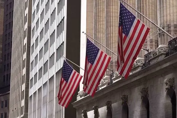 US-Börsen zeigen gemischte Entwicklung, da die Fed die Zinssätze unverändert lässt