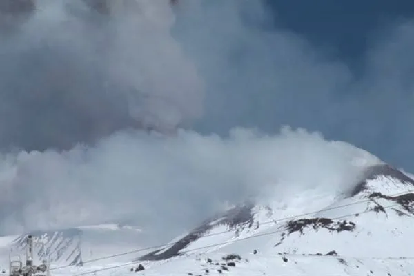 Kratera bakurê rojhilatî ya Çiyayê Etna bi teqînê asmanê zivistanê yê Sîcîlyayê ronî kir