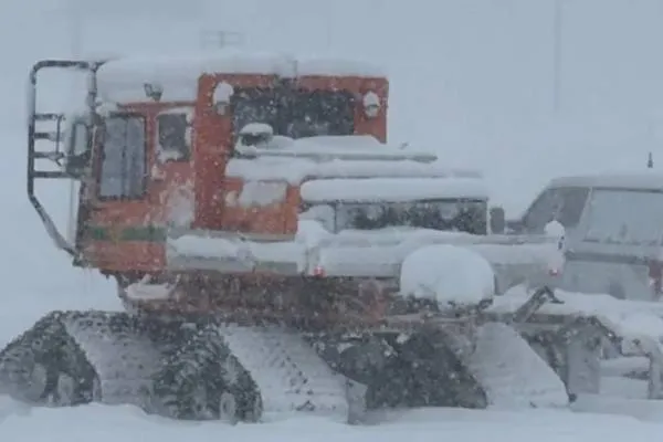 Ten missing after avalanche in California
