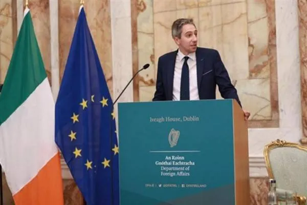 El ministro de Asuntos Exteriores de Irlanda, Harris, felicita a Catherine Connolly
