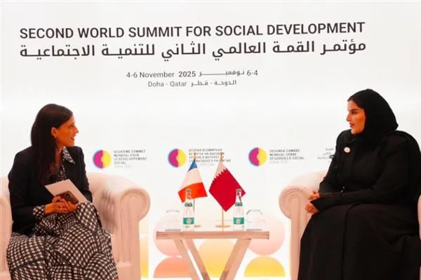 Wezîra Dewletê ya Katarê ji bo Hevkarîya Navneteweyî Al Misnad bi wezîra fransî Caroit re civî