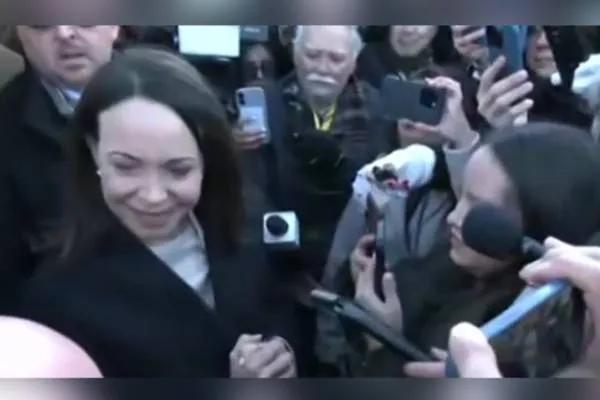 Machado medalya Xelata Aştiyê ya Nobelê pêşkêşî Trump kir