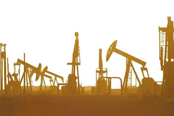 Prezzi del petrolio in aumento, gas naturale in calo