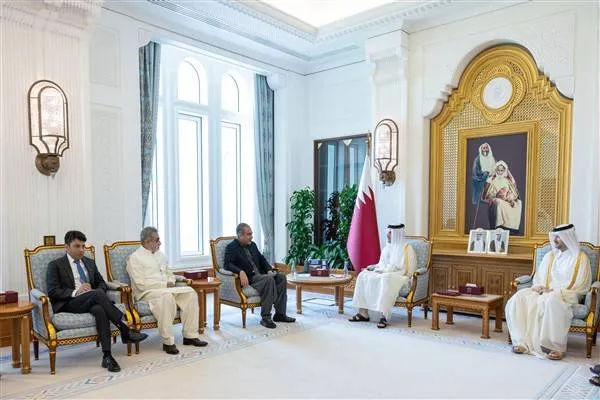آل ثاني يلتقي بالوزير نقفي