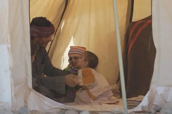 الطقس البارد يؤثر على المخيمات في مدينة مأرب اليمنية