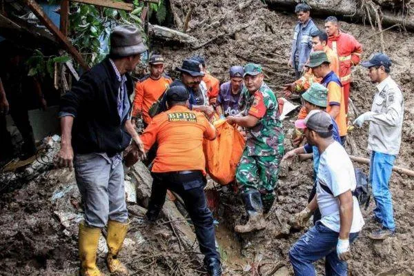 15 personas mueren en deslizamientos de tierra e inundaciones en Sumatra