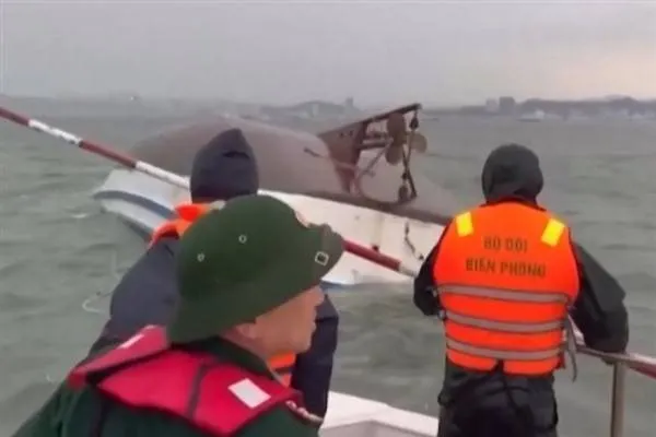 Un niño se salvó refugiándose en una burbuja de aire tras un accidente de barco en Vietnam