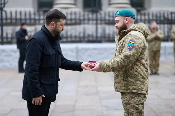 Zelensky le askeran hêzên misil û artîleryayê pîroz kir