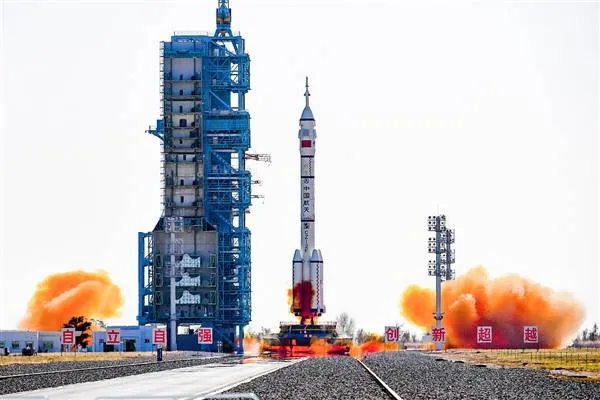 Китай отправил маневренный космический корабль Shenzhou-17 в космос