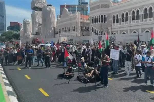 מפגינים נגד טראמפ במלזיה גינו את מדיניות ארצות הברית לפני פסגת ASEAN