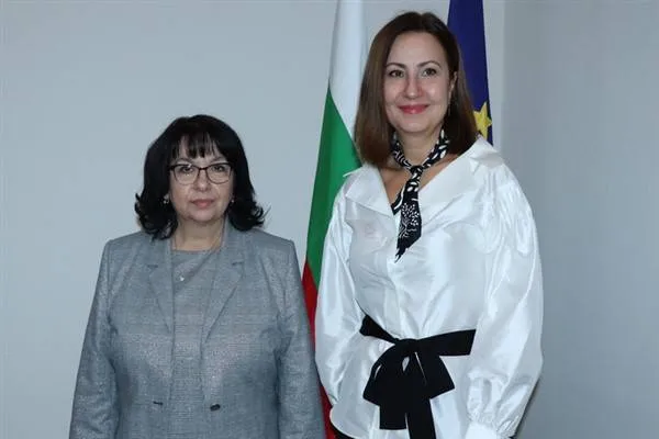 Wezîra darayê Bulgaristanê Petkova bi endamê Mahkemeya Hesabên Ewropî Ivanova re civî