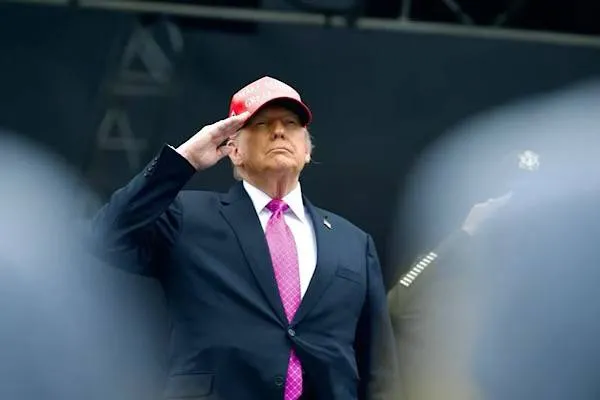 Trump commemora i soldati caduti in occasione del Memorial Day