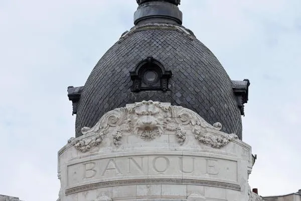 Bankaya Navendî ya Misrê rêjeyên faîzê 100 xala bingehîn kêm kir