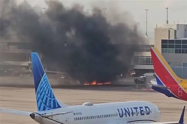 Un avion American Airlines a luat foc în Denver, SUA